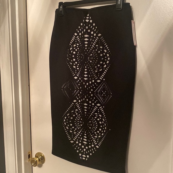 Bisou Bisou black/white pencil skirt with laser cutout design - Picture 1 of 4